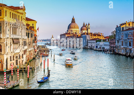 Europa, Italien, Veneto, Venedig. Der Canal Grande von der Brücke der Wissenschaft und unsere Liebe Frau von der Salute. Stockfoto