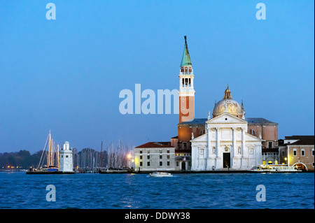 Europa, Italien, Veneto, Venedig, als Weltkulturerbe der UNESCO klassifiziert. Kirche San Giorgio Maggiore in der Nacht. Stockfoto