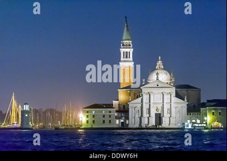 Europa, Italien, Veneto, Venedig, als Weltkulturerbe der UNESCO klassifiziert. Kirche San Giorgio Maggiore in der Nacht. Stockfoto