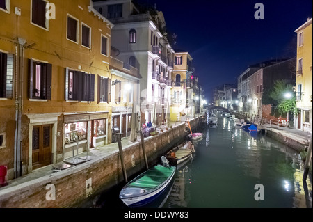 Europa, Italien, Veneto, Venedig, als Weltkulturerbe der UNESCO klassifiziert. Kanal in der Nacht. Stockfoto