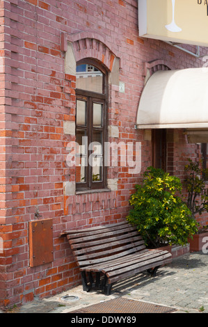 Bank, Fenster- und Ziegel Wand Stockfoto