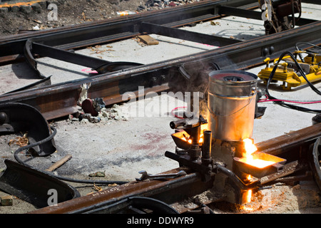 Thermit Schweißen der Straßenbahnlinie, Oberbayern München Stockfoto