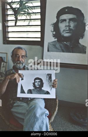 SPÄTEN FOTOGRAF ALBERTO KORDA MIT EINE ORIGINALGRAPHIK DER WELT BERÜHMTEN BILD VON CHE GUEVARA NAHM ER IM JAHRE 1962. Havanna, Kuba Stockfoto