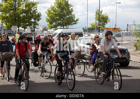 London, UK. Sonntag, den 8. September trat eine Gruppe von Radfahrern aus der Gruppe "kritische Masse" der Anti-Waffen-Demonstranten bei Excel. Bildnachweis: Nelson Pereira/Alamy Live News Stockfoto