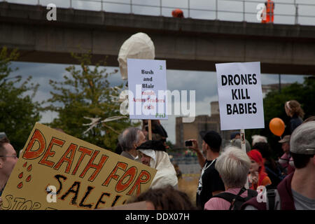 London, UK. Sonntag, die 8. September Anti-Waffen-Demonstranten blockieren Eingänge in das Excel Centre, wo die Waffenmesse DSEI soll diese Woche stattfinden. Bildnachweis: Nelson Pereira/Alamy Live News Stockfoto