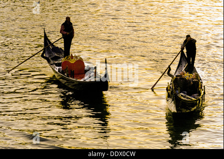 Europa, Italien, Veneto, Venedig, als Weltkulturerbe der UNESCO klassifiziert. Gondel in den Canal Grande bei Sonnenuntergang. Stockfoto