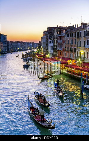 Europa, Italien, Veneto, Venedig, als Weltkulturerbe der UNESCO klassifiziert. Gondel in den Canal Grande bei Sonnenuntergang. Stockfoto