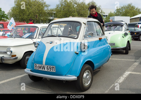 BERLIN - Mai 11: Microcar BMW Isetta 300, 26. Oldtimer-Tage Berlin-Brandenburg, 11. Mai 2013 Berlin, Deutschland Stockfoto