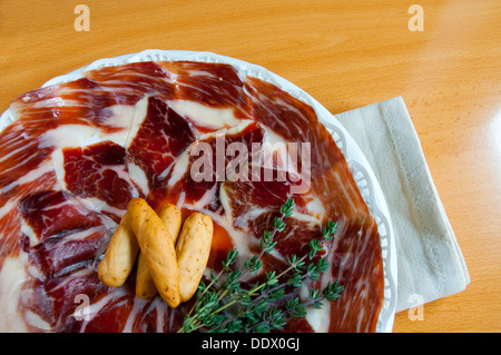 Platte mit iberischem Schinken, Nahaufnahme. Spanien. Stockfoto