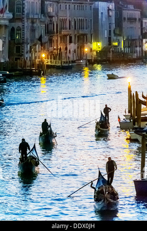 Europa, Italien, Veneto, Venedig, als Weltkulturerbe der UNESCO klassifiziert. Gondel in den Canal Grande in der Nacht. Stockfoto