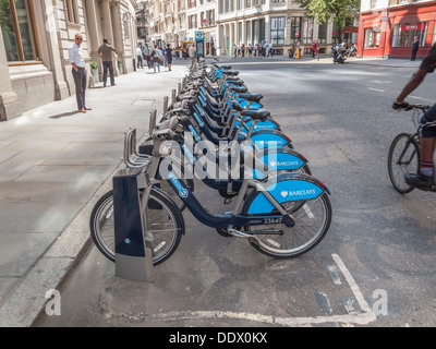 Fahrräder in der Barclays Cycle Hire Schema oder Boris Bikes mit blauen Barclays-Logo auf Schutzbleche, in der City of London, UK Stockfoto