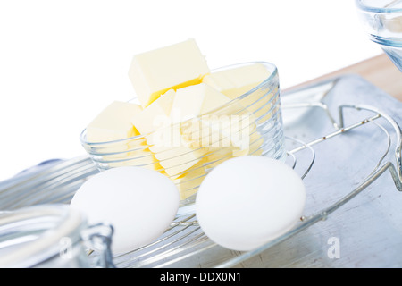 Butter auf einem kühlenden Raster mit Eiern auf einem Metalltablett Stockfoto