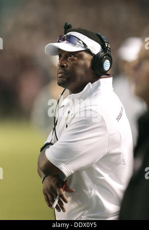 College Station, Texas, USA. 8. September 2013. 07.09.13 - Trainer Texas A & M Kopf Kevin Sumlin im Spiel gegen Sam Houston State in Kyle Field in College Station, Texas Samstag, 7. September 2013. A & M gewann 65-28.Photo von Erich Schlegel Credit: Erich Schlegel/ZUMAPRESS.com/Alamy Live News Stockfoto