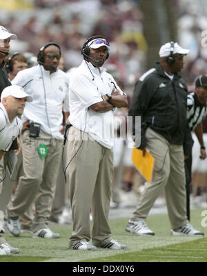 College Station, Texas, USA. 8. September 2013. 07.09.13 - Trainer Texas A & M Kopf Kevin Sumlin im Spiel gegen Sam Houston State in Kyle Field in College Station, Texas Samstag, 7. September 2013. A & M gewann 65-28.Photo von Erich Schlegel Credit: Erich Schlegel/ZUMAPRESS.com/Alamy Live News Stockfoto