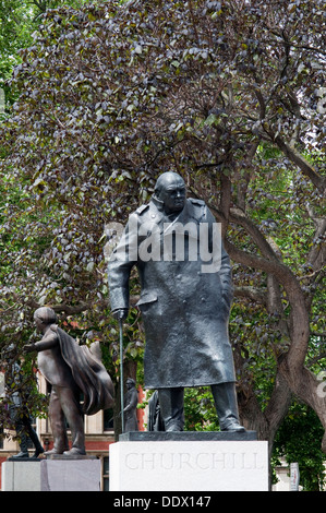 England, London, Westminster. Statue von Winston Churchill auf dem Parlamentsplatz von Ivor Roberts-Jones Stockfoto