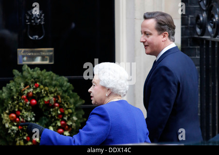 Der britische Premierminister David Cameron (R) grüßt ihre Majestät, die britische Königin Elizabeth II. bei Nr. 10 Downing Street in London Stockfoto