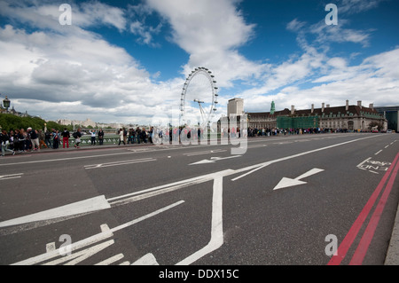 England, London, London Eye von Westminster Bridge gesehen Stockfoto