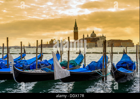 Europa, Italien, Veneto, Venedig, als Weltkulturerbe der UNESCO klassifiziert. Gondel und die Kirche San Giorgio Maggiore bei Sonnenuntergang. Stockfoto