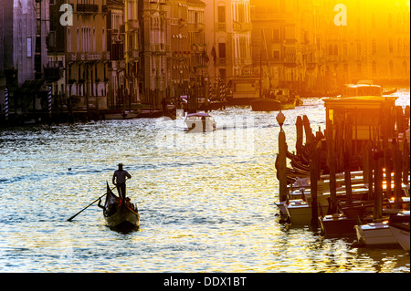 Europa, Italien, Veneto, Venedig, als Weltkulturerbe der UNESCO klassifiziert. Gondel in den Canal Grande bei Sonnenuntergang. Stockfoto