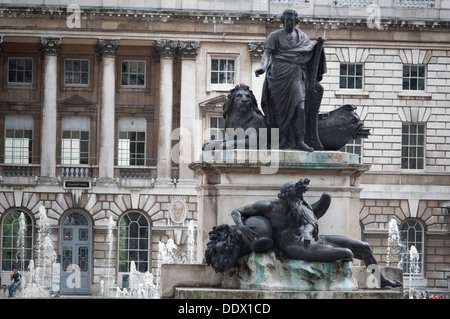 England, London, Somerset Haus, Hof, Statue Stockfoto