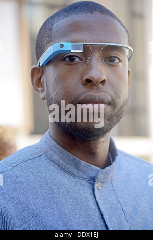 Porträt eines jungen Mannes mit Google-Brille in Manhattan, New York City. Stockfoto