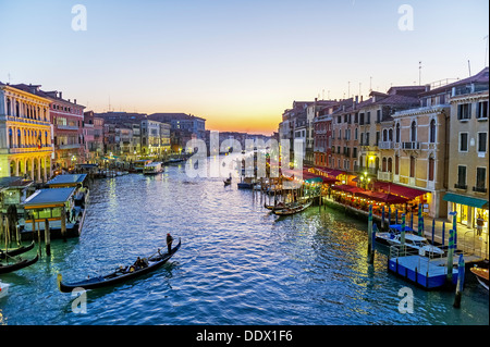 Europa, Italien, Veneto, Venedig, als Weltkulturerbe der UNESCO klassifiziert. Gondel in den Canal Grande bei Sonnenuntergang. Stockfoto