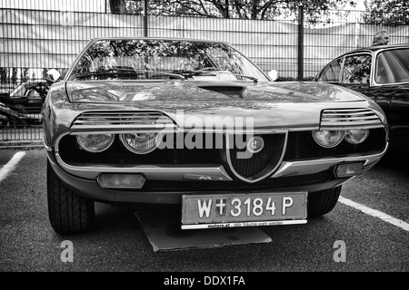 Sportauto Alfa Romeo Montreal, Vorderansicht (Schwarzweiß) Stockfoto