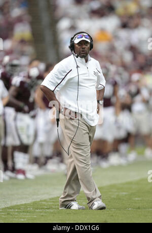 College Station, Texas, USA. 8. September 2013. 07.09.13 - Trainer Texas A & M Kopf Kevin Sumlin im Spiel gegen Sam Houston State in Kyle Field in College Station, Texas Samstag, 7. September 2013. A & M gewann 65-28.Photo von Erich Schlegel Credit: Erich Schlegel/ZUMAPRESS.com/Alamy Live News Stockfoto