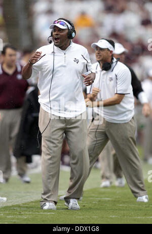 College Station, Texas, USA. 8. September 2013. 07.09.13 - Trainer Texas A & M Kopf Kevin Sumlin im Spiel gegen Sam Houston State in Kyle Field in College Station, Texas Samstag, 7. September 2013. A & M gewann 65-28.Photo von Erich Schlegel Credit: Erich Schlegel/ZUMAPRESS.com/Alamy Live News Stockfoto