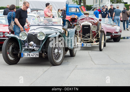 Französischer Retro-Auto Amilcar (Ecurie Beiwagen) und englische Retro Autos Riley MPH 15-6 1935, Stockfoto