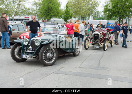 Französischer Retro-Auto Amilcar (Ecurie Beiwagen) und englische Retro Autos Riley MPH 15-6 1935 Stockfoto