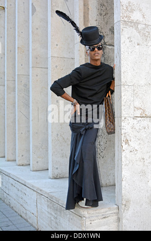 Porträt eines Modedesigners Stylist trägt ein ungewöhnliche schwarzen Outfit auf der Fashion Week im Lincoln Center in New York City Stockfoto