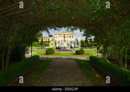 Blick durch den Laburnum Bogen in den Brunnen Garten Brodsworth Hall in Doncaster, South Yorkshire. Stockfoto