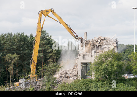 Hohe Reichweite Komatsu-Abriss-Maschine bei der Arbeit, Washington, Nord-Ost-England, UK Stockfoto