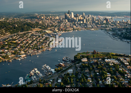 Retro-Bild, Luftansicht der Skyline von Seattle mit Lake Union und Segelbooten Stockfoto