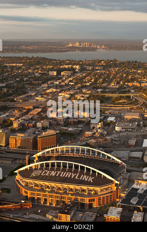 Retro-Bild der Luftansicht der Skyline von Bellevue und des Century Link Seahawk Stadions im Vordergrund von Seattle Stockfoto