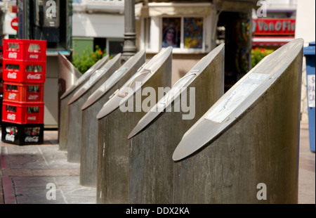 Metall Abfall sortieren Abfallbehälter auf der Straße für das recycling. Fuengirola, Spanien. Stockfoto