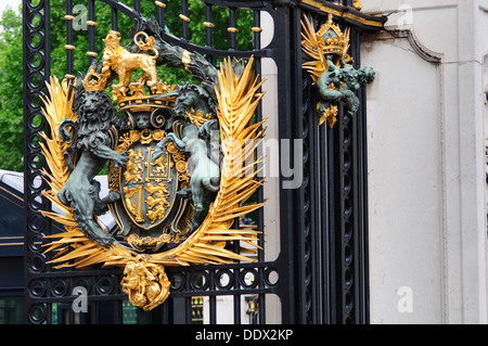 England, London, Royal Wappen am Tor des Buckingham Palace Stockfoto