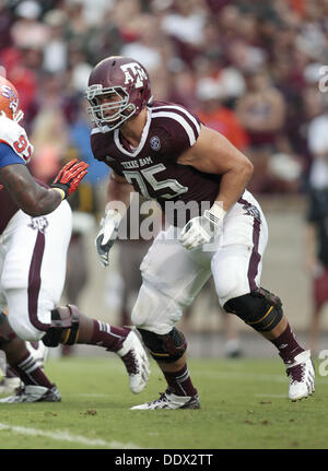 College Station, Texas, USA. 8. September 2013. 07.09.13 - blockiert Texas A & M beleidigender Störungssucher Jake Matthews (75) im Spiel gegen Sam Houston State in Kyle Field in College Station, Texas Samstag, 7. September 2013. A & M gewann 65-28.Photo von Erich Schlegel Credit: Erich Schlegel/ZUMAPRESS.com/Alamy Live News Stockfoto