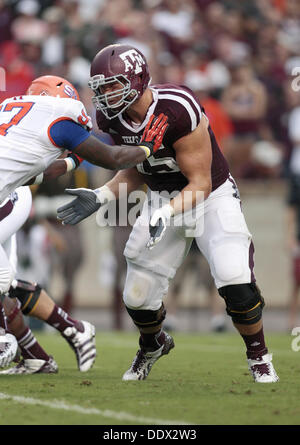 College Station, Texas, USA. 8. September 2013. 07.09.13 - blockiert Texas A & M beleidigender Störungssucher Jake Matthews (75) im Spiel gegen Sam Houston State in Kyle Field in College Station, Texas Samstag, 7. September 2013. A & M gewann 65-28.Photo von Erich Schlegel Credit: Erich Schlegel/ZUMAPRESS.com/Alamy Live News Stockfoto