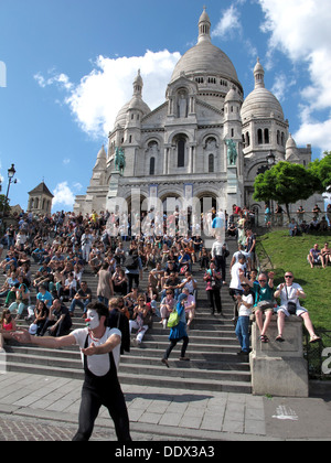 Straße zeigen, Sacre-Coeur Basilika auf der Butte Montmartre, Paris, Frankreich Stockfoto