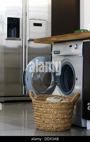 Innere des Luxus-Waschküche mit Waschmaschine mashine Stockfoto