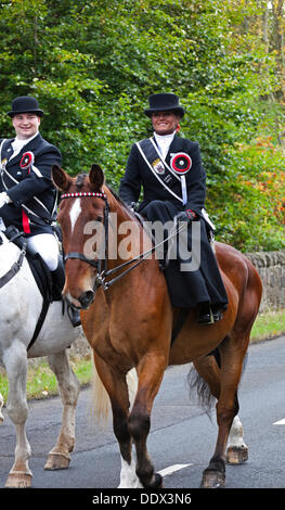 Edinburgh, Schottland. 8. September 2013. Die 2013 Edinburgh fahren der Märsche Principal Fahrer sind Captain Stuart Nicoll, Lass Karrie McGill, erster Offizier Stuart Mitchell und zweite Offizier John Baxter, abgebildet, wie sie unten Craigmillar Castle Road in Richtung Stadtzentrum fahren.  Mit dem 500. Jahrestag des Flodden fast auf uns ist 2013 ein Meilenstein für Common Ridings. Stockfoto