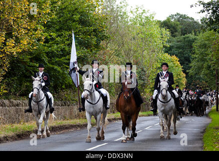 Edinburgh, Schottland. 8. September 2013. Die 2013 Edinburgh fahren der Märsche Principal Fahrer sind Captain Stuart Nicoll, Lass Karrie McGill, erster Offizier Stuart Mitchell und zweite Offizier John Baxter, abgebildet, wie sie unten Craigmillar Castle Road in Richtung Stadtzentrum fahren.  Mit dem 500. Jahrestag des Flodden fast auf uns ist 2013 ein Meilenstein für Common Ridings. Stockfoto