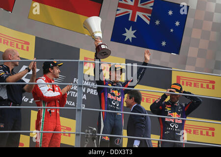 Rennstrecke von Monza, Lombardei, Italien. 08. Sep, 2013. Sebastian Vettel von Red Bull Racing auf dem Podium in Monza mit seinem Sieger-Trophäe italienischen Grand Prix Credit: Action Plus Sport/Alamy Live News Stockfoto