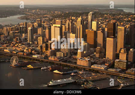 Retro-Bild Luftaufnahme der Skyline von Seattle entlang der Uferpromenade mit Fähre bei Sonnenuntergang am Pier Stockfoto