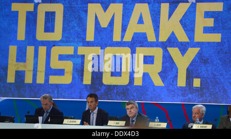 Buenos Aires, Argentinien. 08. Sep, 2013. "To Make History" erscheint auf dem Bildschirm hinter IOC-Präsident Jacques Rogge (L) und die deutsche IOC-Vizepräsident Thomas Bach (2. R) während der 125. IOC-Session im Hilton Hotel in Buenos Aires, Argentinien, 8. September 2013. Foto: Arne Dedert/Dpa/Alamy Live-Nachrichten Stockfoto