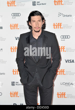 Toronto, Ontario, Kanada. 7. September 2013. ADAM DRIVER kommt bei der Premiere von "The F-Word" am Tag 3 des dem Toronto International Film Festival an der Ryerson Theatre am Samstag, 7. September 2013, in Toronto. © Igor Vidyashev/ZUMAPRESS.com/Alamy Live-Nachrichten Stockfoto