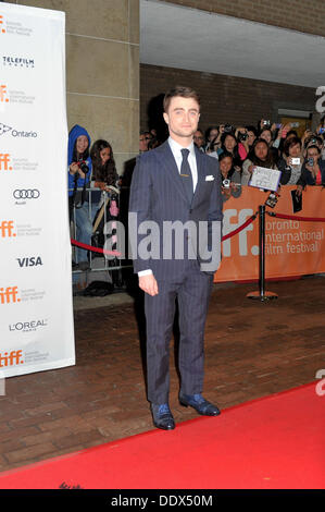 Toronto, Ontario, Kanada. 7. September 2013. DANIEL RADCLIFFE kommt bei der Premiere von "The F-Word" am Tag 3 des dem Toronto International Film Festival an der Ryerson Theatre am Samstag, 7. September 2013, in Toronto. © Igor Vidyashev/ZUMAPRESS.com/Alamy Live-Nachrichten Stockfoto