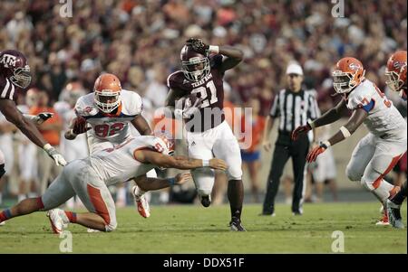 College Station, Texas, USA. 8. September 2013. 07.09.13 - läuft Texas A & M RB Tra Carson (21) gegen Sam Houston State LB Eric Fieilo (51) mit Kyle Field in College Station, Texas Samstag, 7. September 2013. A & M gewann 65-28.Photo von Erich Schlegel Credit: Erich Schlegel/ZUMAPRESS.com/Alamy Live News Stockfoto